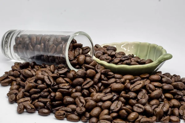 Beyaz arka planda kahve çekirdekleri