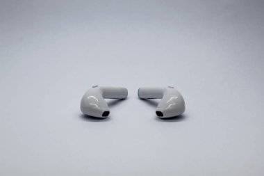 Beyaz arkaplanda kablosuz kulaklık