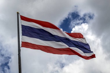 Mavi gökyüzü arka plan ile Tayland Tayland bayrağı sallayarak resim