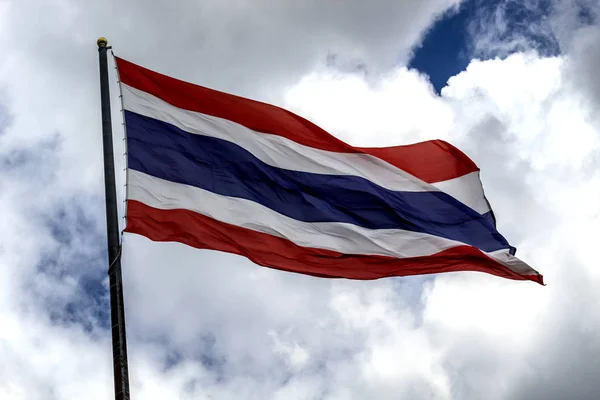 Bild des schwenkenden thailändischen Flagge mit blauem Himmel Hintergrund — Stockfoto