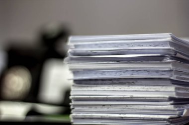 Ofis masasında tamamlanmamış belgeler yığını