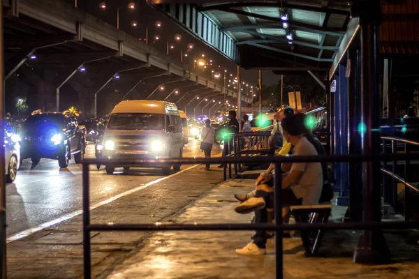 Bangkok,Thailand-July 1,2019:  People waiting for buses in Bangk — Stock Photo, Image