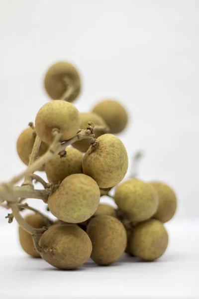 Longan. longan segar pada latar belakang putih — Stok Foto