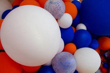 Arkaplan olarak dekore edilmiş birçok renkli balon