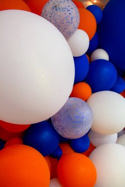Arkaplan olarak dekore edilmiş birçok renkli balon