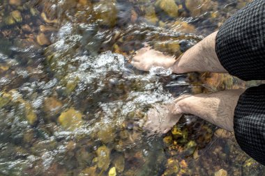 Vahşi nehir deresindeki insanların ayakları  