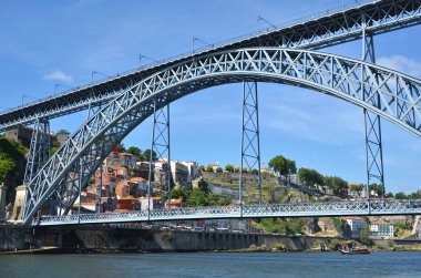 Porto Douro nehrin karşısındaki şehir merkezinde. Portekiz