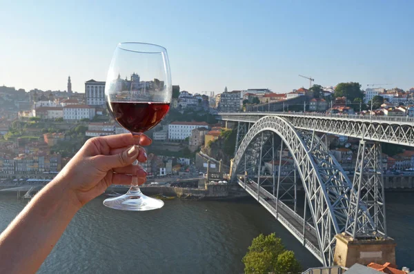 Copas Vino Las Manos Contra Río Duero Oporto Portugal — Foto de Stock