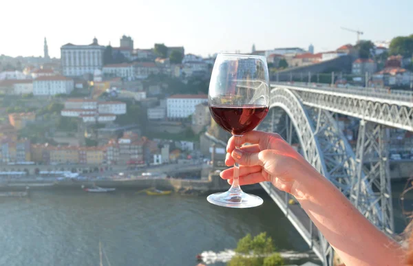 Copas Vino Las Manos Contra Río Duero Oporto Portugal — Foto de Stock