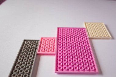 Pembe kurucu beyaz bir arka plan üzerinde. Doku. Minimalizm kavramı, düz lay, ana sayfa görünümü, arka plan