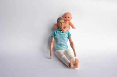 Baba ve oğul, bebek beyaz zemin üzerine baba oğlu onun kollarında tutar, oğlu beslenir. Aile için bakım