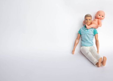 Baba ve oğul, bebek beyaz zemin üzerine baba oğlu onun kollarında tutar, oğlu beslenir. Aile için bakım