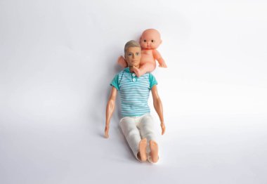 Baba ve oğul, bebek beyaz zemin üzerine baba oğlu onun kollarında tutar, oğlu beslenir. Aile için bakım