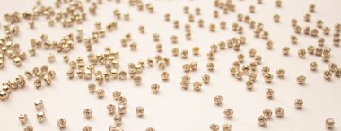 Rhinestones beyaz zemin üzerinde. Arka plan beyaz rhinestones ile. Stil ve güzellik kavramı. düz yatıyordu, en iyi görünümü