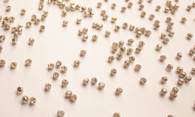 Rhinestones beyaz zemin üzerinde. Arka plan beyaz rhinestones ile. Stil ve güzellik kavramı. düz yatıyordu, en iyi görünümü