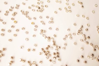 Rhinestones beyaz zemin üzerinde. Arka plan beyaz rhinestones ile. Stil ve güzellik kavramı. düz yatıyordu, en iyi görünümü