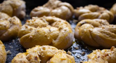 Ev yapımı lezzetli çörekler fıstıklı serpin. Ev yapımı hamur işleri ile pasta. Ev yapımı kurabiye ve fındıklı kek pişirme. 