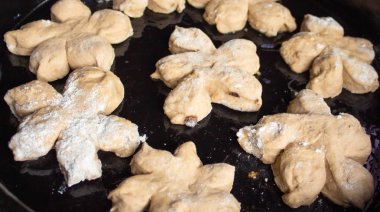 Ev yapımı lezzetli çörekler fıstıklı serpin. Ev yapımı hamur işleri ile pasta. Ev yapımı kurabiye ve fındıklı kek pişirme. 