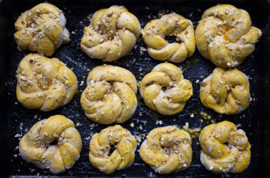 Ev yapımı lezzetli çörekler fıstıklı serpin. Ev yapımı hamur işleri ile pasta. Ev yapımı kurabiye ve fındıklı kek pişirme. 