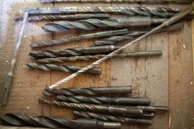 Paslı vida bir ahşap arka plan, mekanik kavram, KOBİ kavramı. çelik arka plan. Metal hurda, kazık cıvata, somun