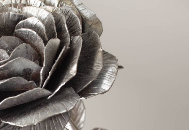 El gül dövme. Beyaz bir arka Metal dövme el yapımı gül