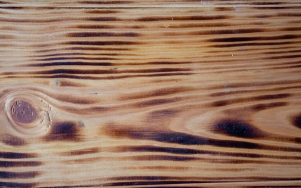 Fond brun naturel en bois avec des cicatrices et des motifs. Des lamelles en bois. Arbre brûlé — Photo