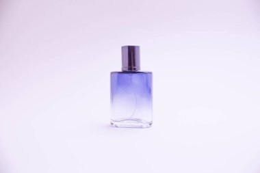 Beyaz arka planda parfüm cam şişe. Pembe, mavi, yeşil, siyah şişe. Kadın ve erkek parfümü. Aromaterapi, Spa.