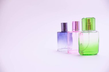 Beyaz arka planda parfüm cam şişe. Pembe, mavi, yeşil, siyah şişe. Kadın ve erkek parfümü. Aromaterapi, Spa.