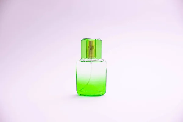 Скляна пляшка парфумів на білому тлі. Рожева, синя, зелена, чорна пляшка. Жіночі та чоловічі парфуми. Ароматерапія, спа . — стокове фото