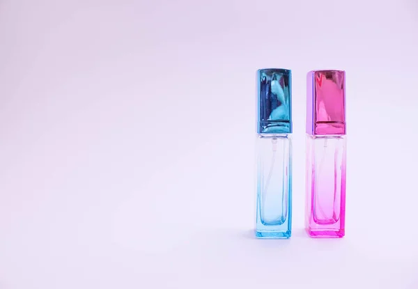 Glasflasche Parfüm auf weißem Hintergrund. rosa, blau, grün, schwarze Flasche. Damen- und Herrenparfüm. Aromatherapie, Wellness. — Stockfoto