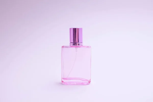 Flacone di vetro di profumo su sfondo bianco. Flacone rosa, blu, verde, nero. Profumo da donna e da uomo. Aromaterapia, spa . — Foto Stock