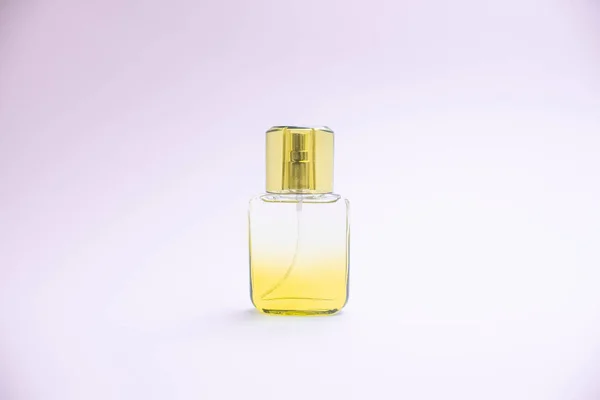 Flacone di vetro di profumo su sfondo bianco. Flacone rosa, blu, verde, nero. Profumo da donna e da uomo. Aromaterapia, spa . — Foto Stock