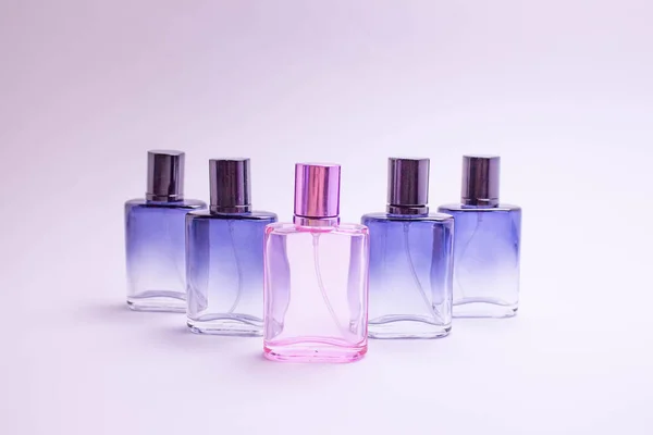 Frascos de perfume mockup em fundo branco, com rótulos vazios para colocar o seu design. Texto espacial. garrafa rosa . — Fotografia de Stock