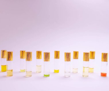 Parfüm sampleson beyaz arka plan. Işık backgroundperfume silindir Tester parfüm örnekleri ile güzel kompozisyon