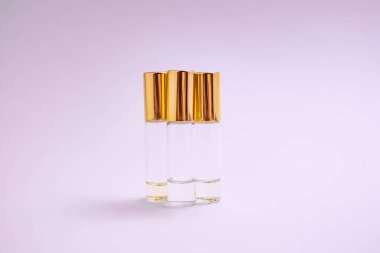 Parfüm sampleson beyaz arka plan. Işık backgroundperfume silindir Tester parfüm örnekleri ile güzel kompozisyon