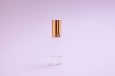 Parfüm Tester. Altın kap ile küçük parfüm cam şişe. Boşluk metni. Minimalizm kavramı. Mockup.