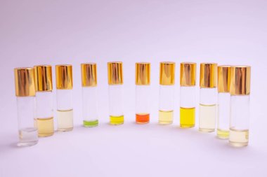 Parfüm sampleson beyaz arka plan. Işık backgroundperfume silindir Tester parfüm örnekleri ile güzel kompozisyon