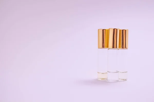 Amostras de perfumes em fundo branco. Composição bonita com amostras de perfume no fundo clarotestador de rolo de perfume — Fotografia de Stock