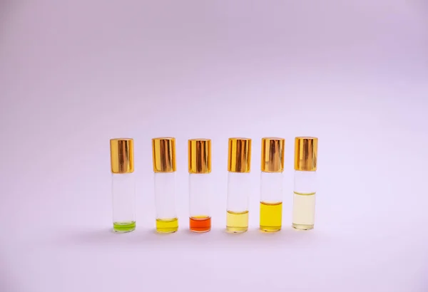 Campioni di profumo su sfondo bianco. Bella composizione con campioni di profumo su sfondo chiaroPerfume roller tester — Foto Stock
