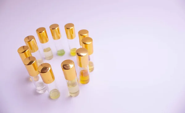 Parfum sampleson witte achtergrond. Mooie compositie met parfum samples op licht backgroundperfume roller tester — Stockfoto