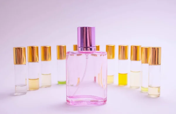 Perfumy sampleson białe tło. Piękny skład z próbek perfum na światło backgroundtester rolki perfum — Zdjęcie stockowe