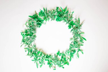 Menekşe beyaz zemin üzerinde bir çelenk. Yuvarlak kare mor çiçekler ve taze ot. Yaz çiçek. Düz yatıyordu, en iyi görünümü.