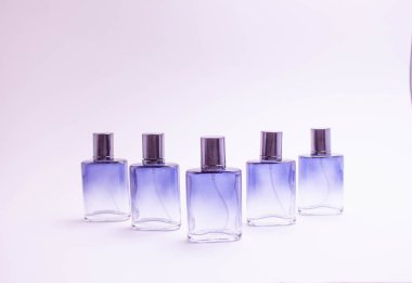 Beyaz bir arka planda parfüm farklı renklerde güzel cam şişeler.