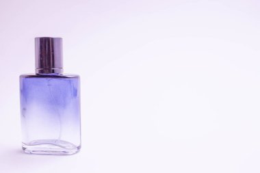 Beyaz arka planda parfüm cam şişe. Pembe, mavi, yeşil, siyah şişe. Kadın ve erkek parfümü. Aromaterapi, Spa.