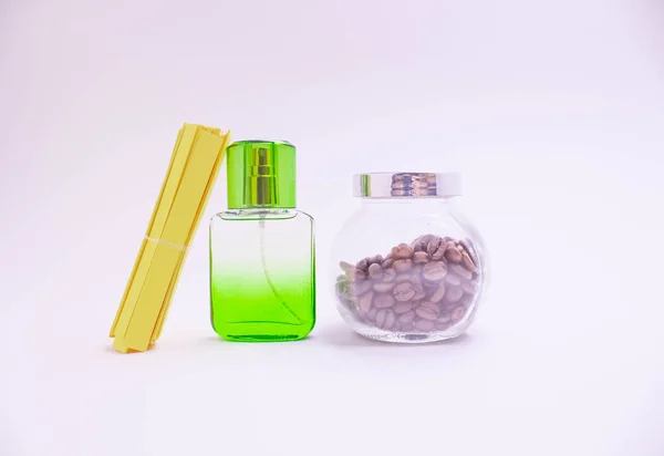 Hermosas botellas de vidrio de diferentes colores de perfume sobre un fondo blanco . — Foto de Stock