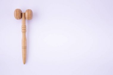 Kozmetik masaj için yüz ahşap silindir-kadınlar için cilt bakımı, beyaz bir arka planda yağ ve krem sürtünme. Üst görünüm