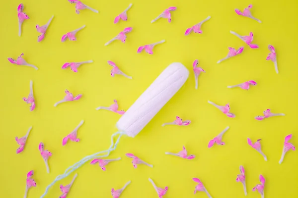 Een doekje met katoen op een gele achtergrond. Het concept van de periode van de menstruele cyclus. Bovenaanzicht, platte lay. — Stockfoto