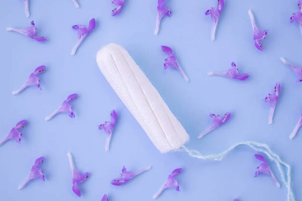 Het concept van de menstruele periode. Bescherming van vrouwelijke hygiëne. Katoenen tampons op een blauwe achtergrond. Bovenaanzicht, platte lay. — Stockfoto