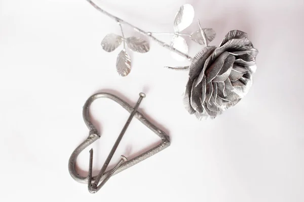 Ručně kovaná růže. Růže ručně vykováno z kovu bílé zadní — Stock fotografie
