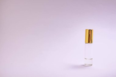 Parfüm Tester. Altın kap ile küçük parfüm cam şişe. Boşluk metni. Minimalizm kavramı. Mockup.